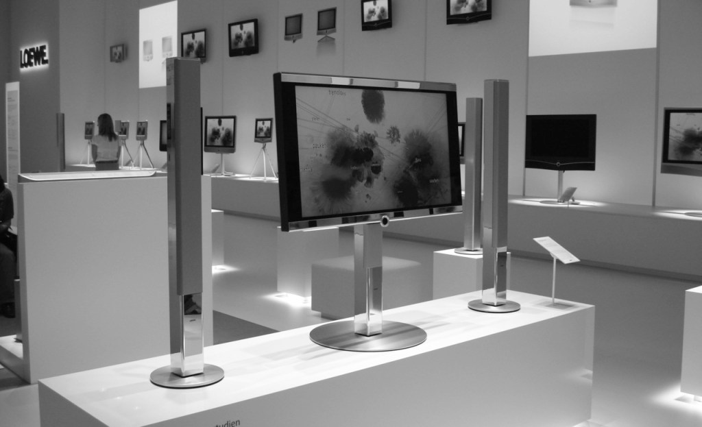 IFA Fair 2006 Designstudies . Loewe Individual Centerspeaker Floorstand
